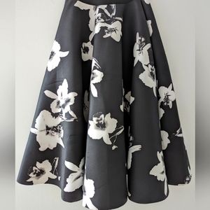 Like new Floral black white skirt sz XS